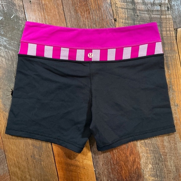Lululemon Reverse Groove Shorts Size 6 Black Raspberry Waistband - Picture 6 of 15